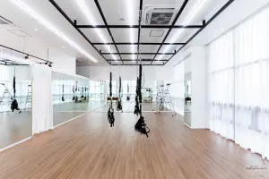 자연광 가득한 화이트톤 플라잉요가 스튜디오